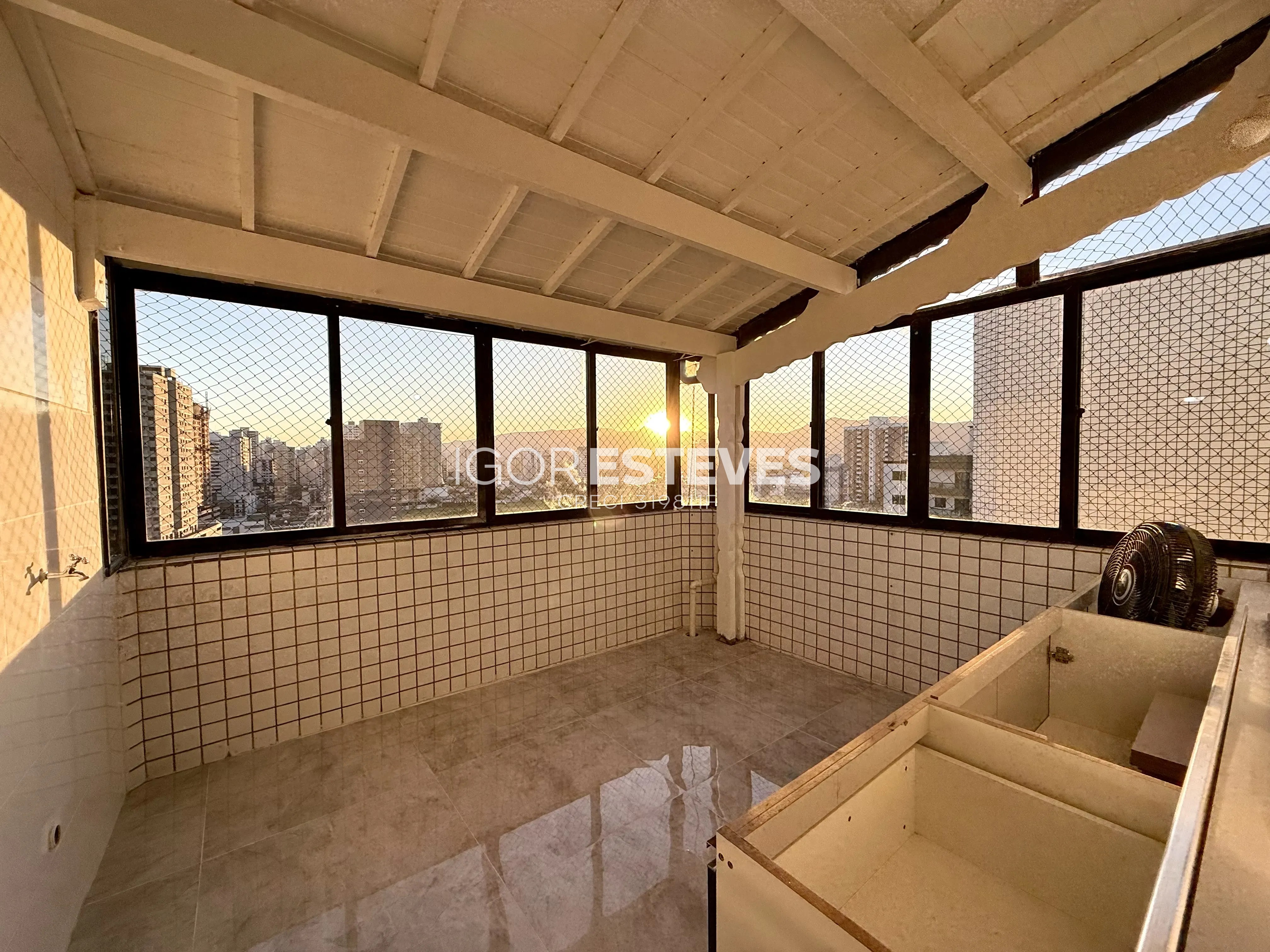 Cobertura 320m² com Piscina e Vista Mar na Guilhermina