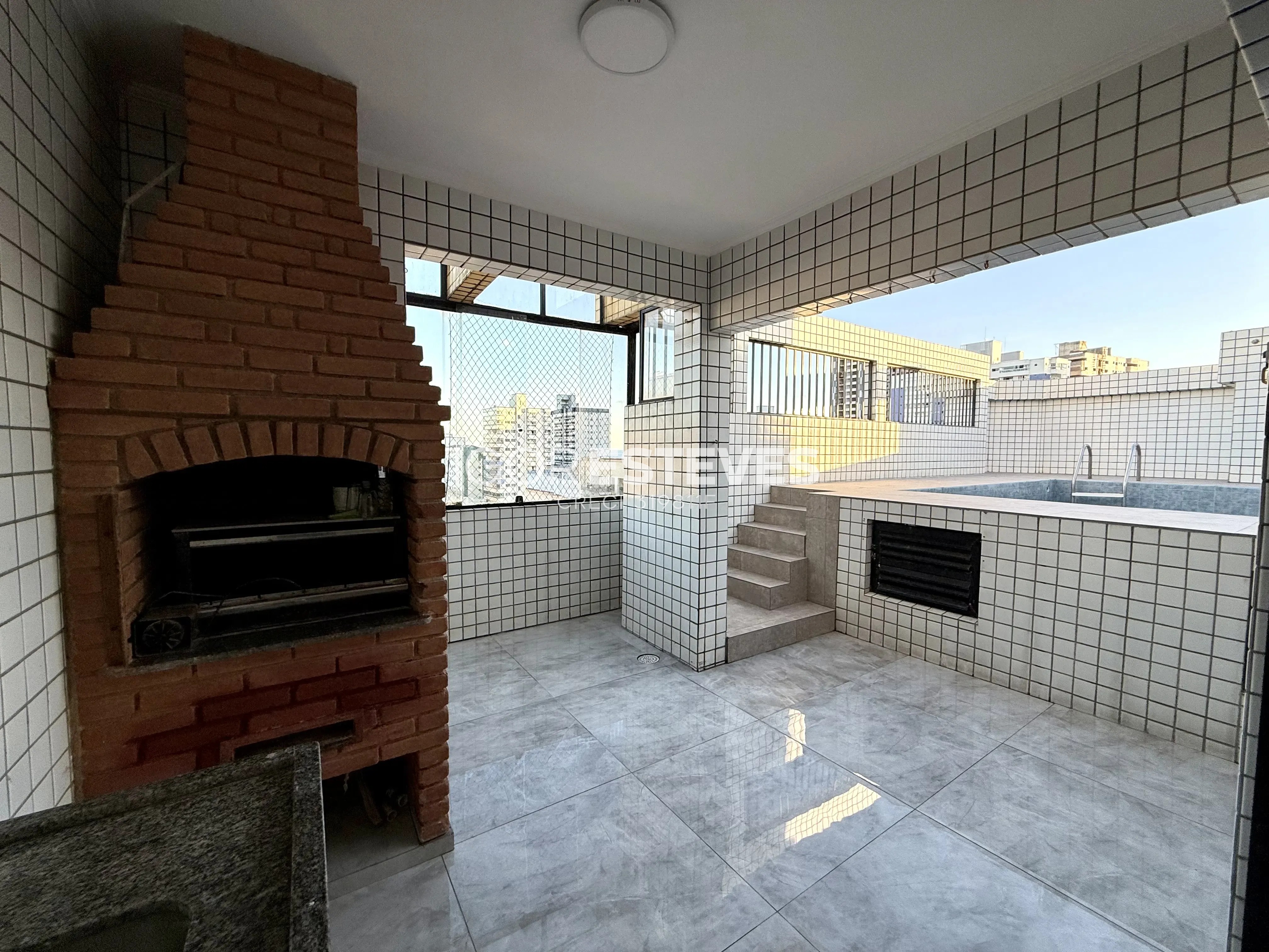 Cobertura 320m² com Piscina e Vista Mar na Guilhermina