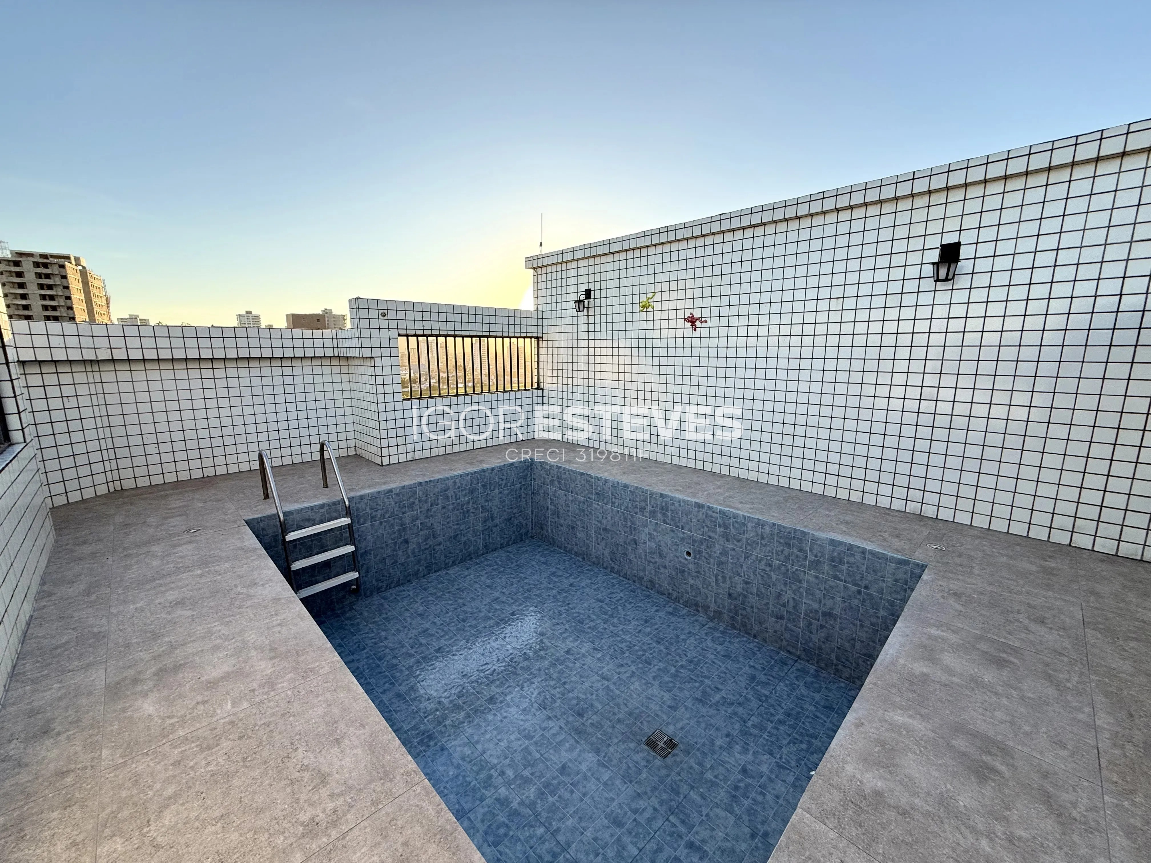 Cobertura 320m² com Piscina e Vista Mar na Guilhermina