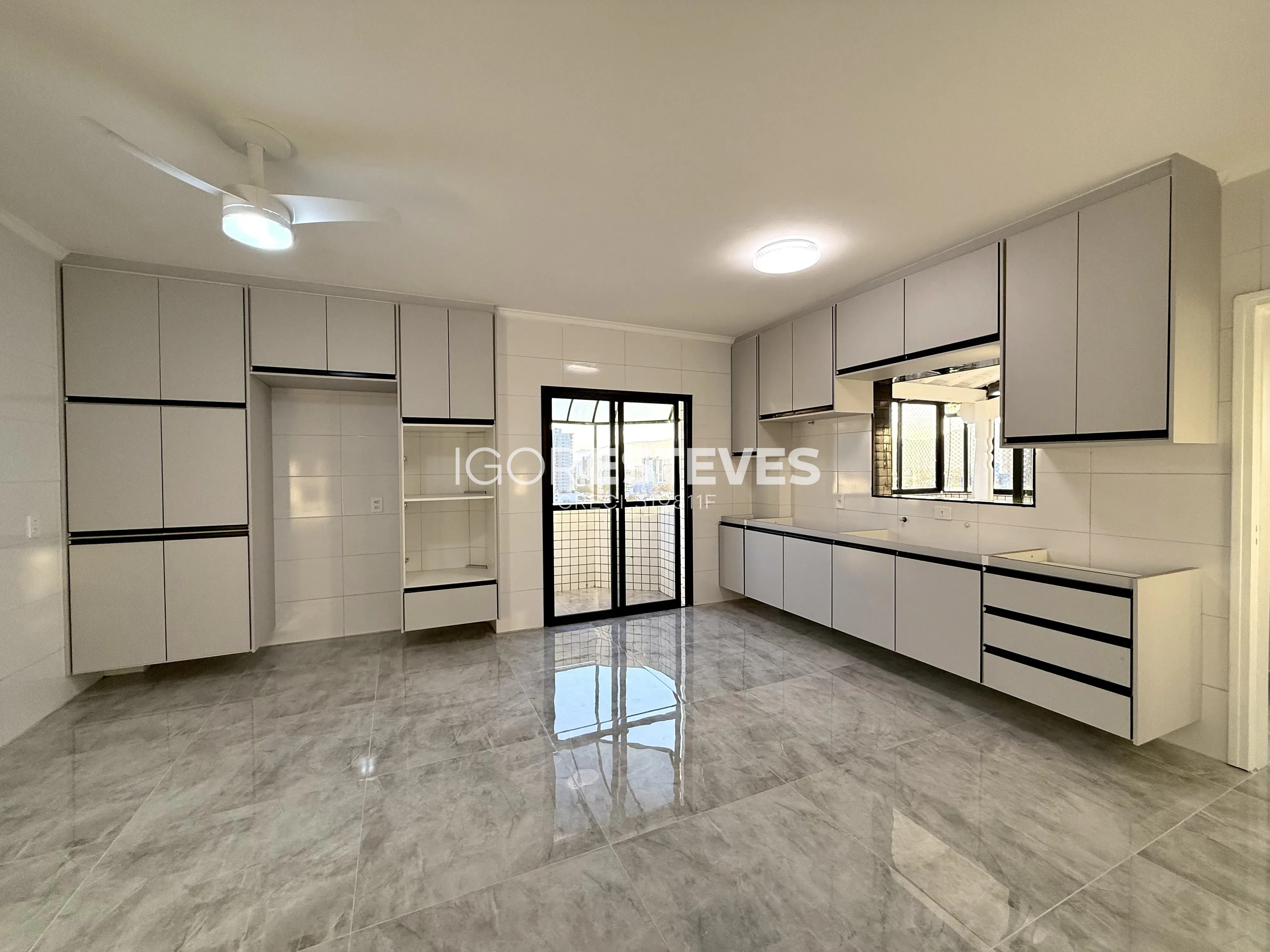 Cobertura 320m² com Piscina e Vista Mar na Guilhermina